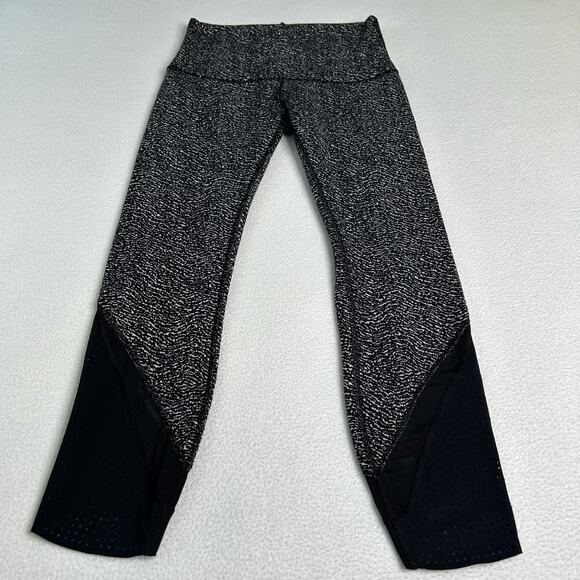 Lululemon Women's Size 6 Wunder Under Crop Luon Ripple Jacquard Black White - Picture 2 of 6